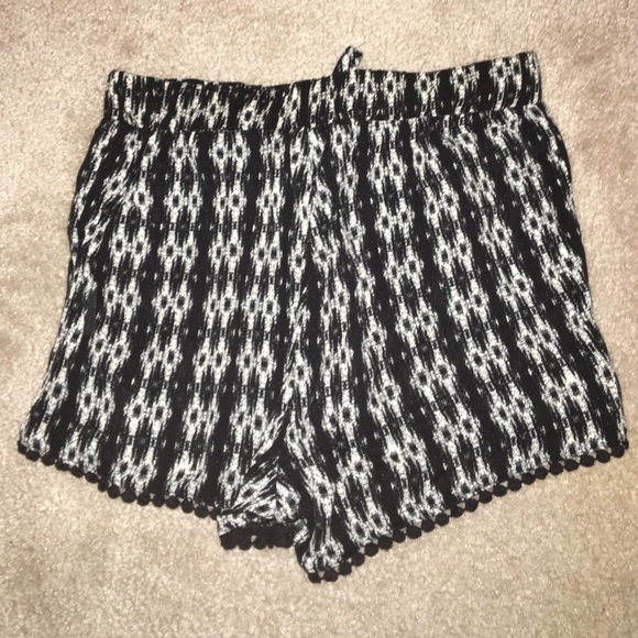 Black and white patterned flowy shorts - Picture 2 of 3