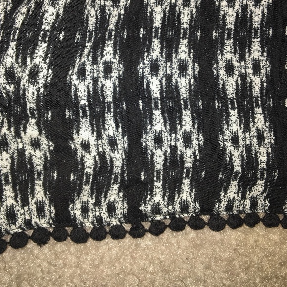 Black and white patterned flowy shorts - Picture 3 of 3