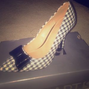 🆕 Black and White pumps