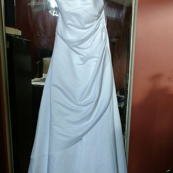 Satin A-line wedding dress with asymmetrical skirt - Picture 2 of 3