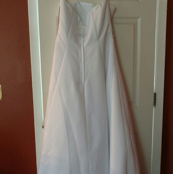 Satin A-line wedding dress with asymmetrical skirt - Picture 3 of 3