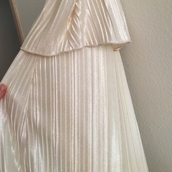 Lovely golden goddess dress - Picture 4 of 4