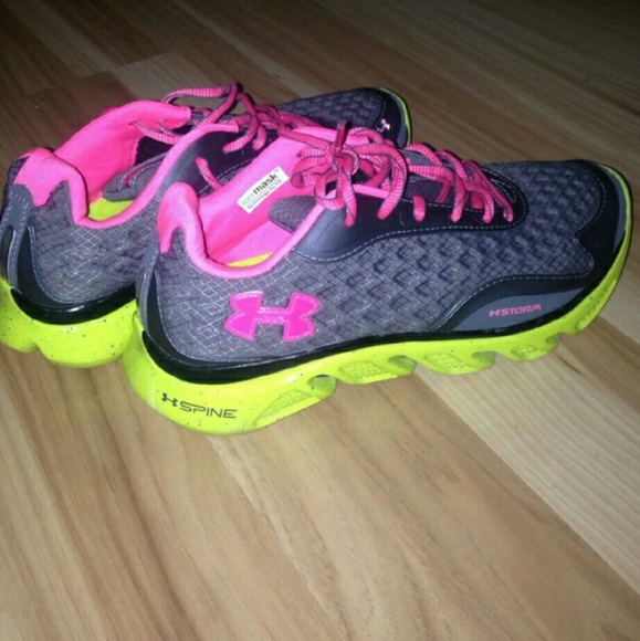 Under Armour Shoes - Like new Under Armour shoes with great color!