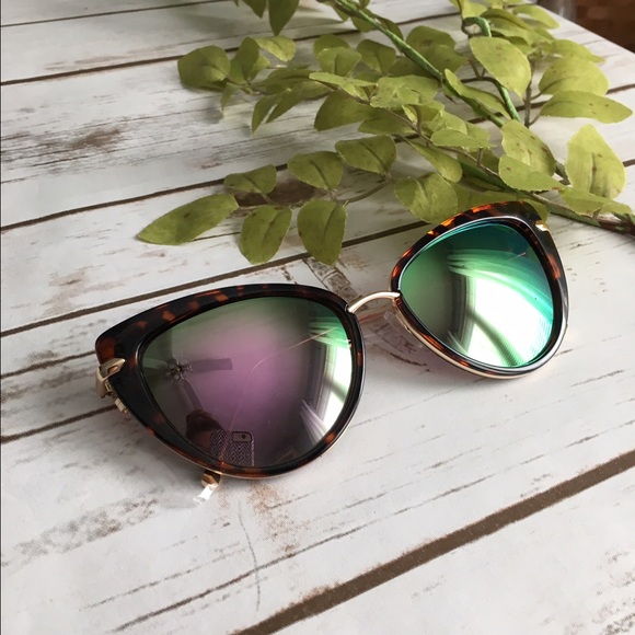 Accessories - Last pair! Mirrored tortoise shell sunnies
