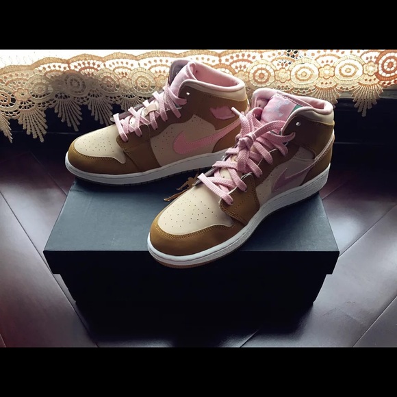 Brand new Air Jordan 1 Retro Mid GS Lola Bunny