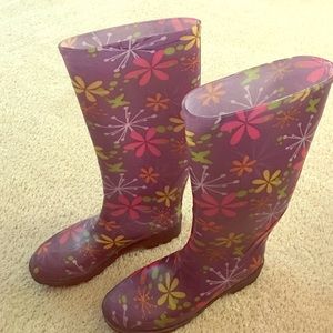 Adorable flower print rain boots!
