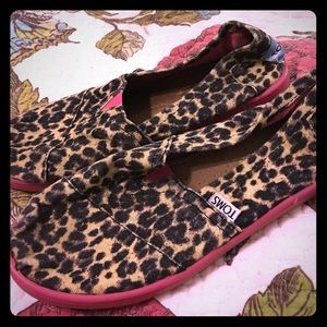 🦄FLASH SALE🦄 Leopard print Toms 3Y/W6