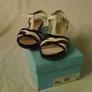 Lifestride feather t-strap sandels