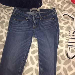 Hollister denim skinny jeans. Have worn one time.