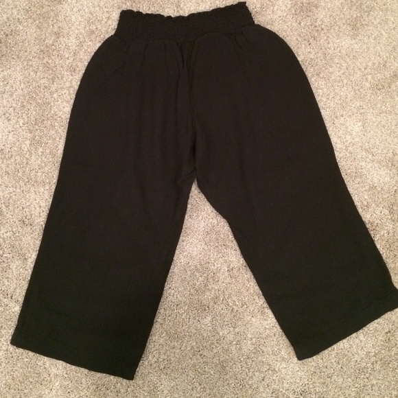 Old Navy black gaucho style Capri pants