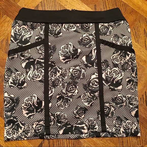 NWOT Charlotte Russe pink and black floral skirt