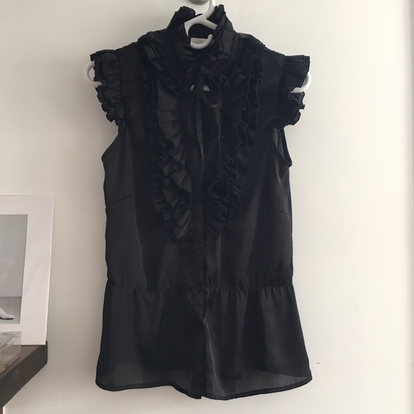 Black sleeveless ruffle collar blouse