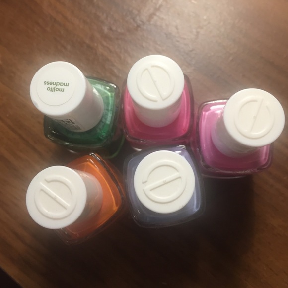 5 Essie Nail Polishes (collection)