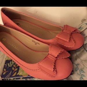 Never worn Size 9 pink Chase and Chloe heels