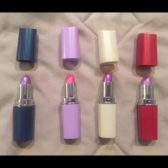 1 Look-a-Like Lipstick with Hidden Compartment