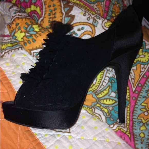Super cute black pumps - Picture 2 of 3