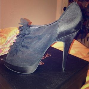 Super cute black pumps