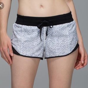 Lululemon Hotty Hot Shorts in Dottie Dash