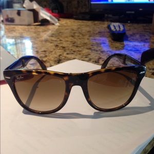 RB4105 Folding Wayfarer Sunglasses