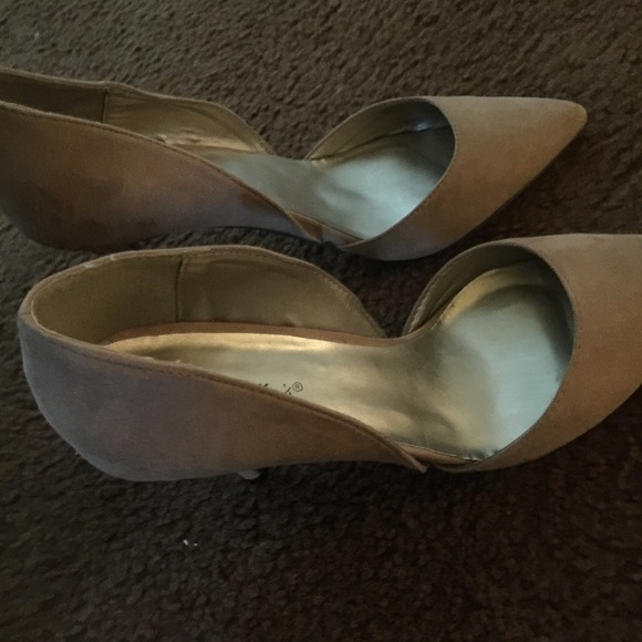 Heels - Picture 3 of 3
