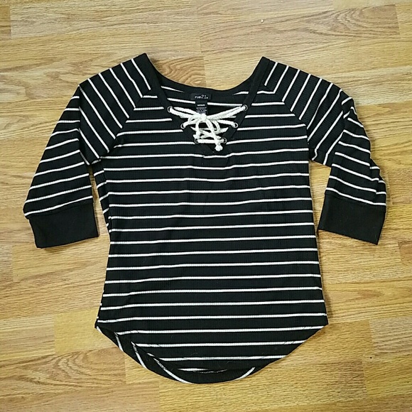 ⭐Final Price Drop!⭐ Striped Half-sleeve Tee