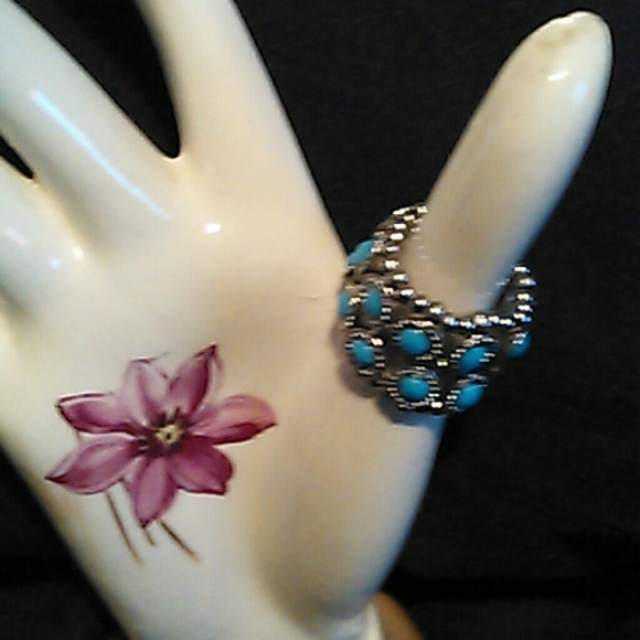 Finger turquoise ring fits all sizes, worn it once