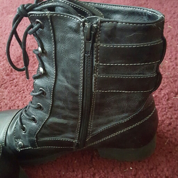 Guess boots. - Picture 2 of 4