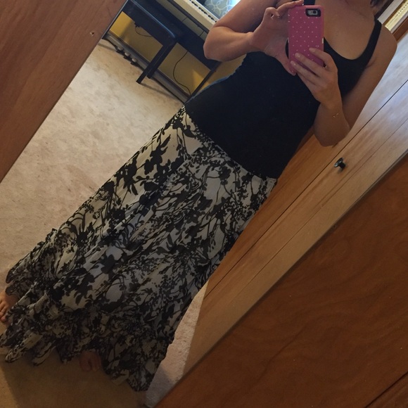 Flowing black and white floral maxi skirt dress