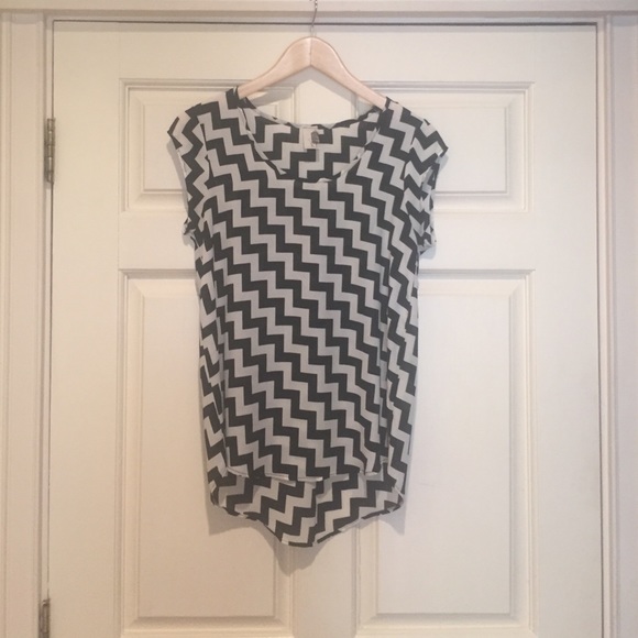 Chevron print black/white cap sleeve top. Size M