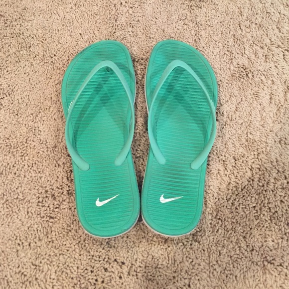 nike squishy flip flops