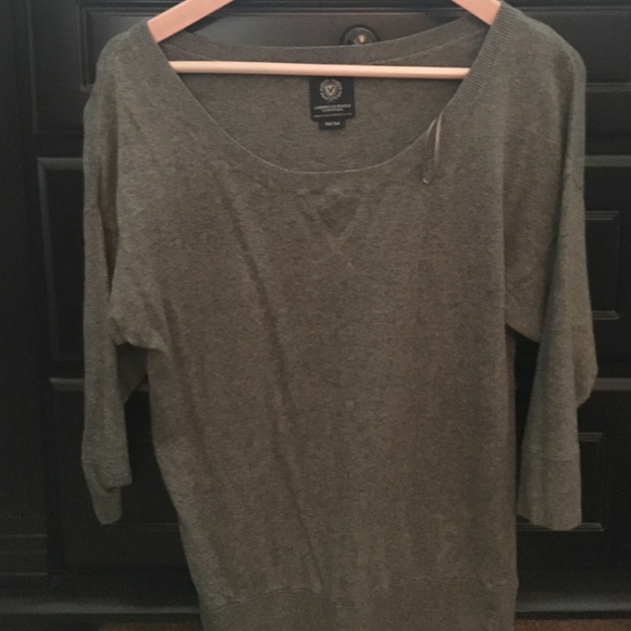 Grey quarter sleeve sweater.