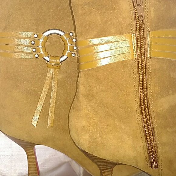 GOURGOUS tan suede booties - Picture 3 of 4