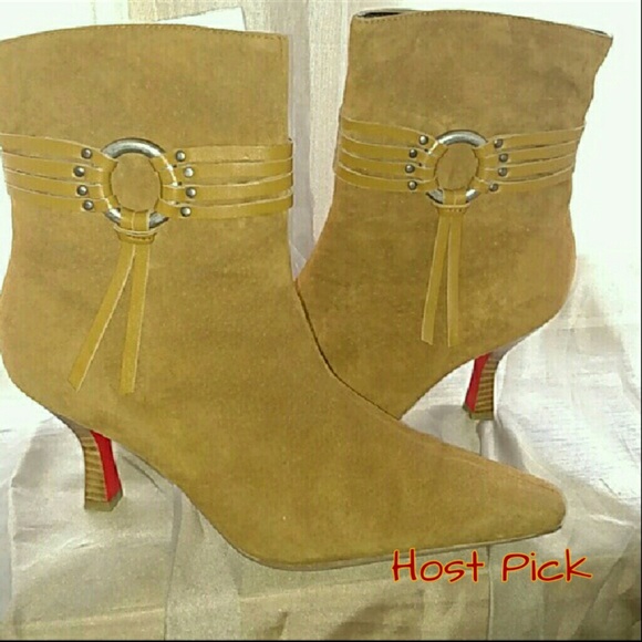 Shoes - GOURGOUS tan suede booties