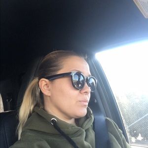 Meet your Posher, Carla