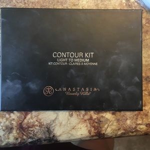Anastasia Beverly Hills Light/Medium Contour Kit