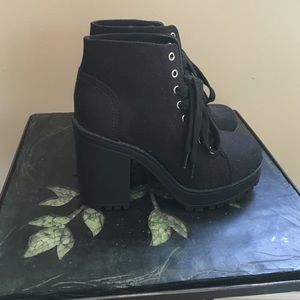 Divided platform ankle boots