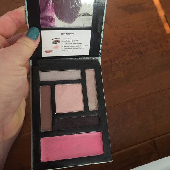 Stilla makeup - Picture 2 of 2