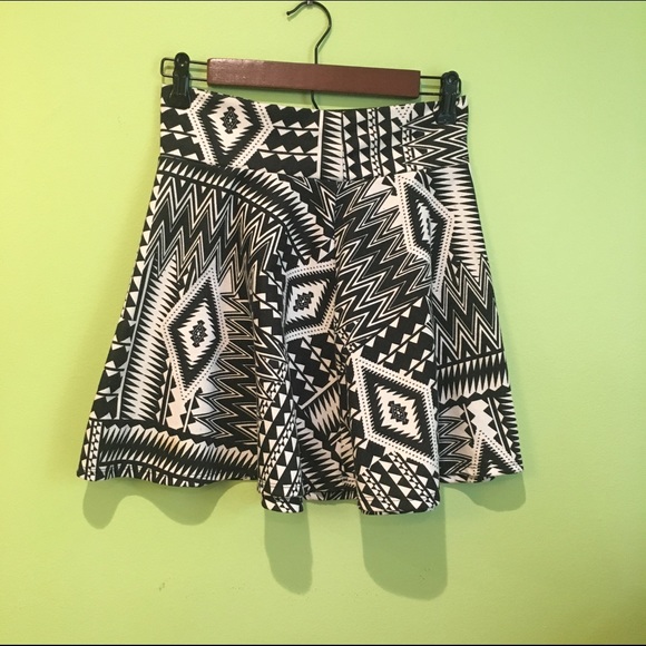 🔥 Gorgeous Flare Black and White Mini Skirt