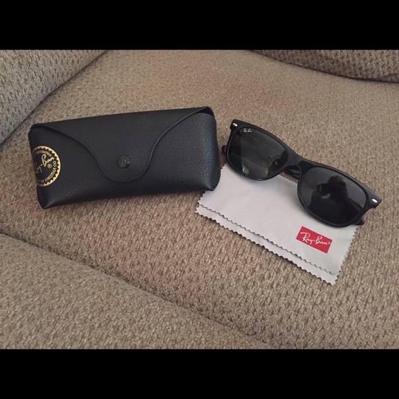 Black wayfarer Ray-Bans