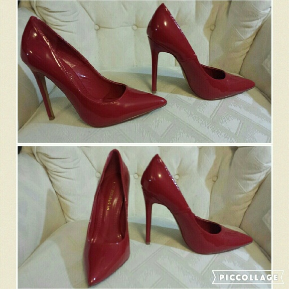 Red size 7 pump.