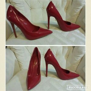 Red size 7 pump.