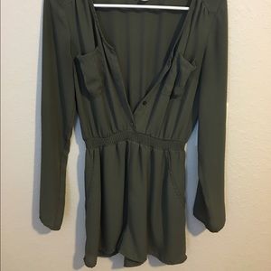 Olive Romper w pockets
