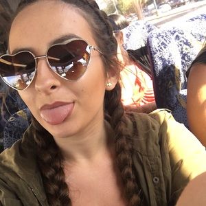 Meet your Posher, Alexis