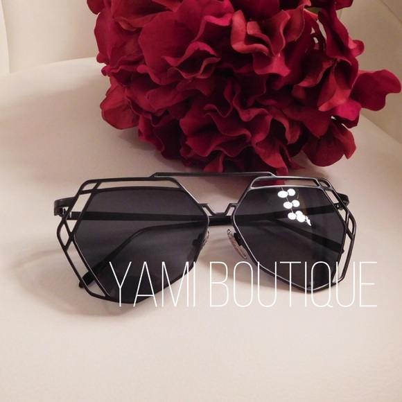 ‼️1 LEFT‼️ Black hexagon geometric sunglasses - Picture 3 of 3