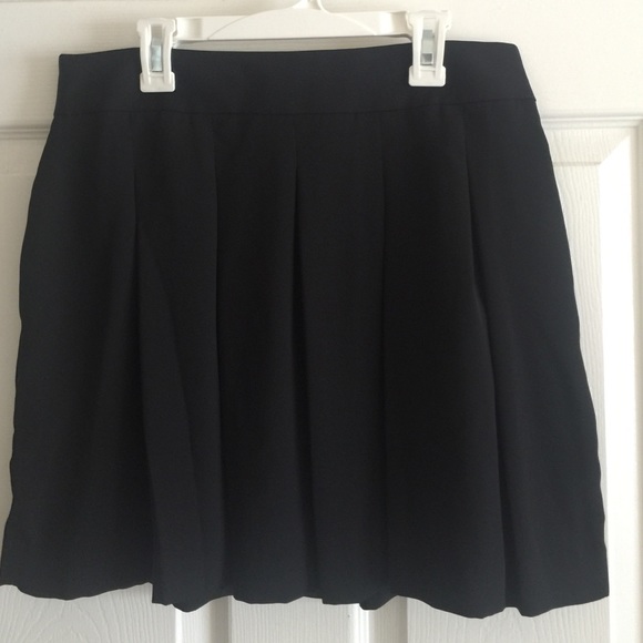 Banana Republic Dresses & Skirts - Banana Republic black flowy mini skirt size 6p