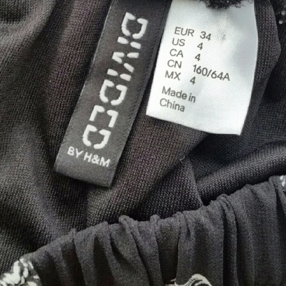 High low skull skirt. - Picture 2 of 2