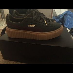 PUMA BY RIHANNA WOMEN’S GREEN-BORDEAUX CREEPER