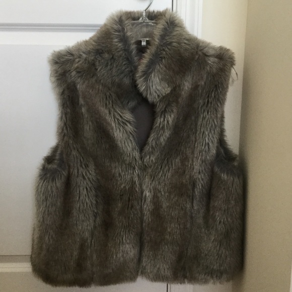Faux fur vest size L NWOT