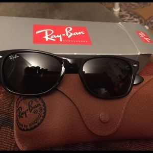 NEW Ray-Ban Wayfarer Black Sunglasses.