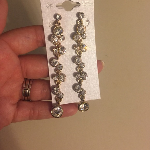 Stone dangling earrings. (Gold)